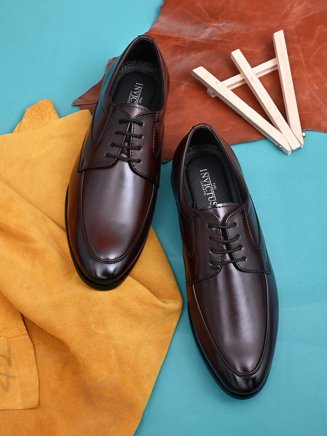 

INVICTUS Men Solid Formal Derbys, Maroon