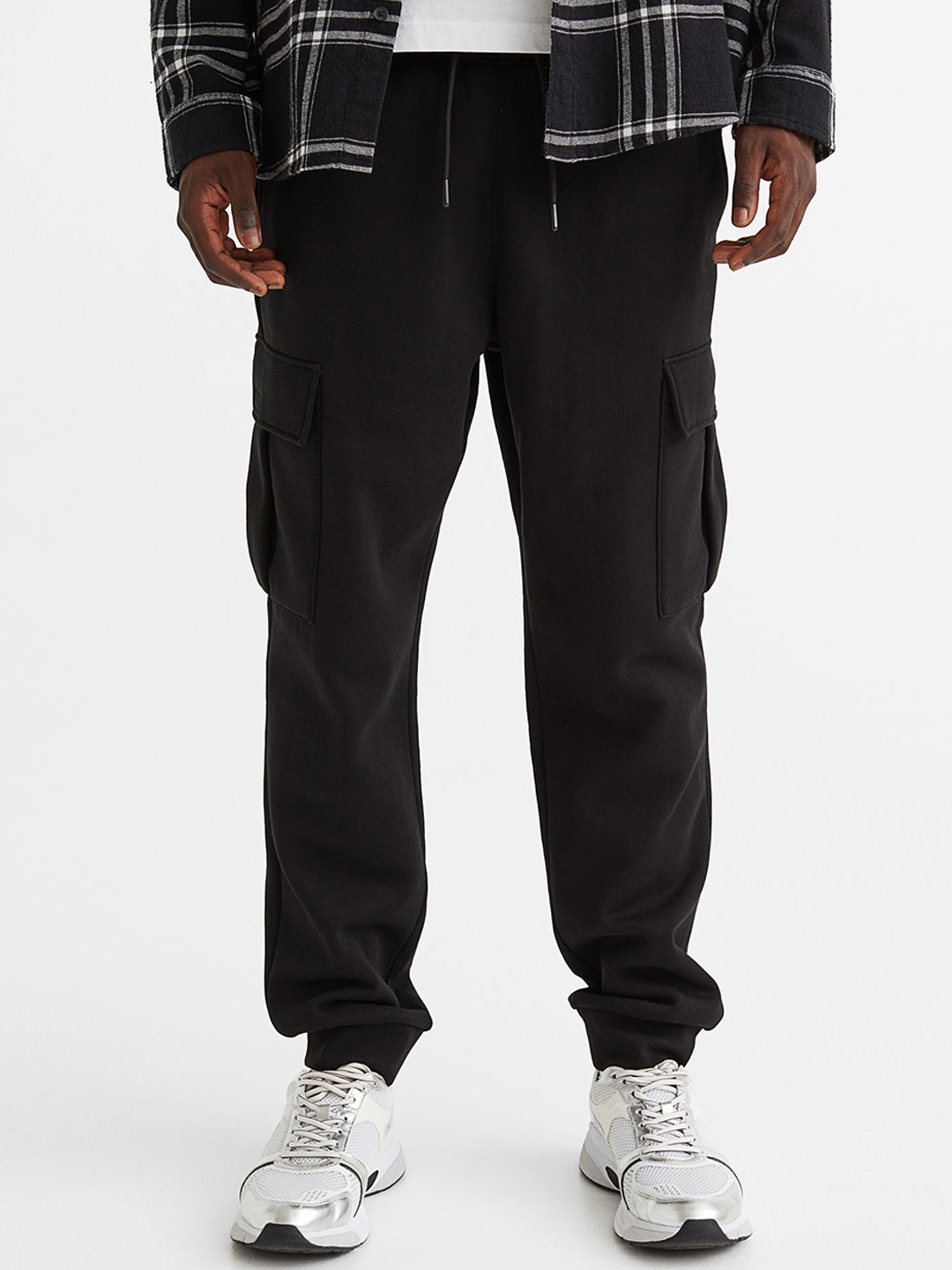 

H&M Men Black Solid Cargo Joggers