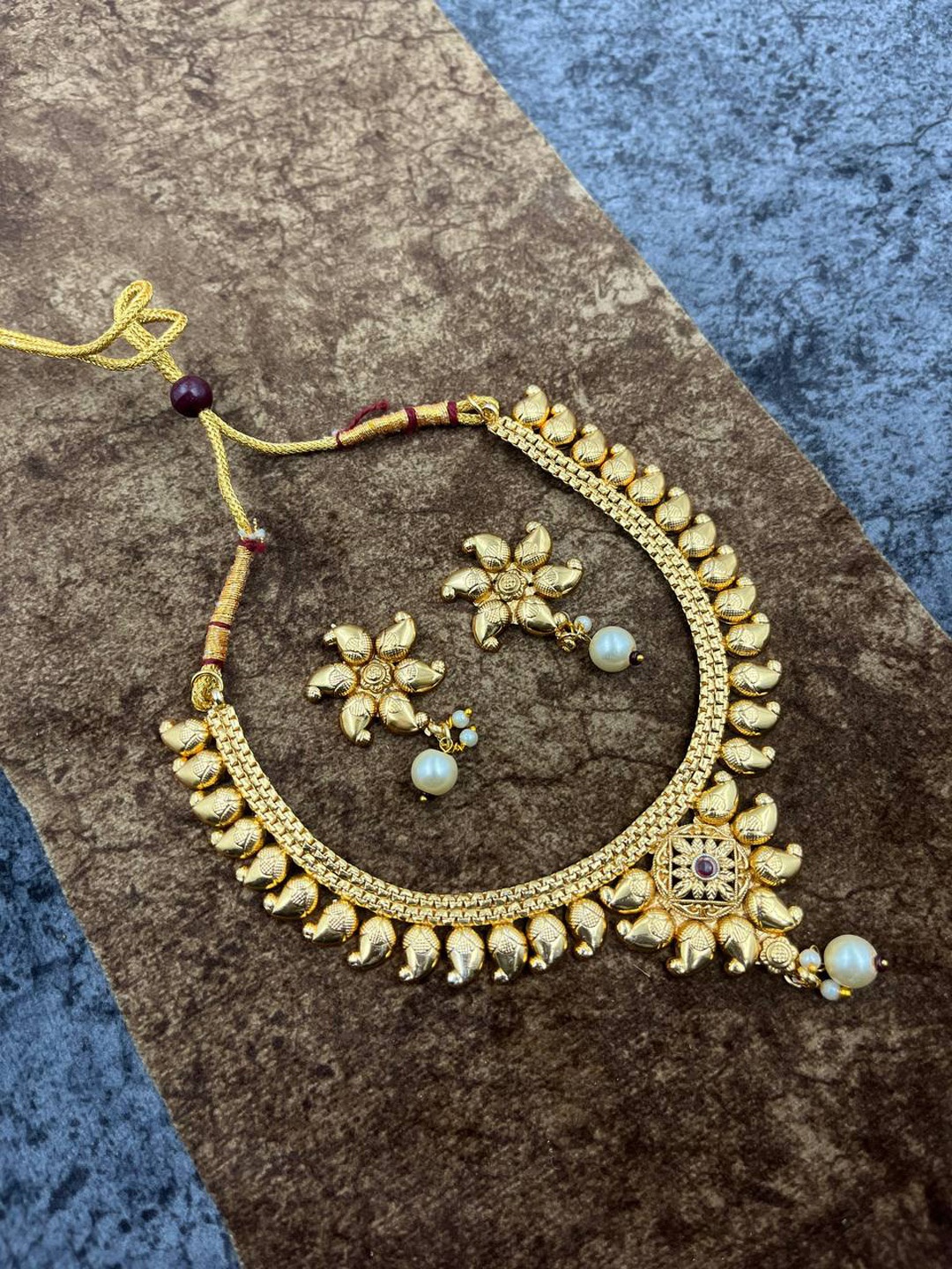 

LAFORWORD Gold-Plated Stone Studded & Beaded Jewellery Set