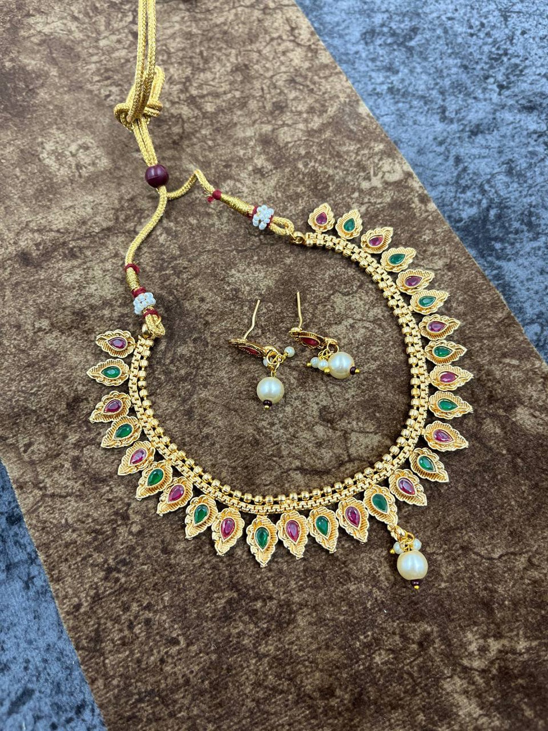 

LAFORWORD Gold-Plated Kundan-Studded & Beaded Jewellery Set