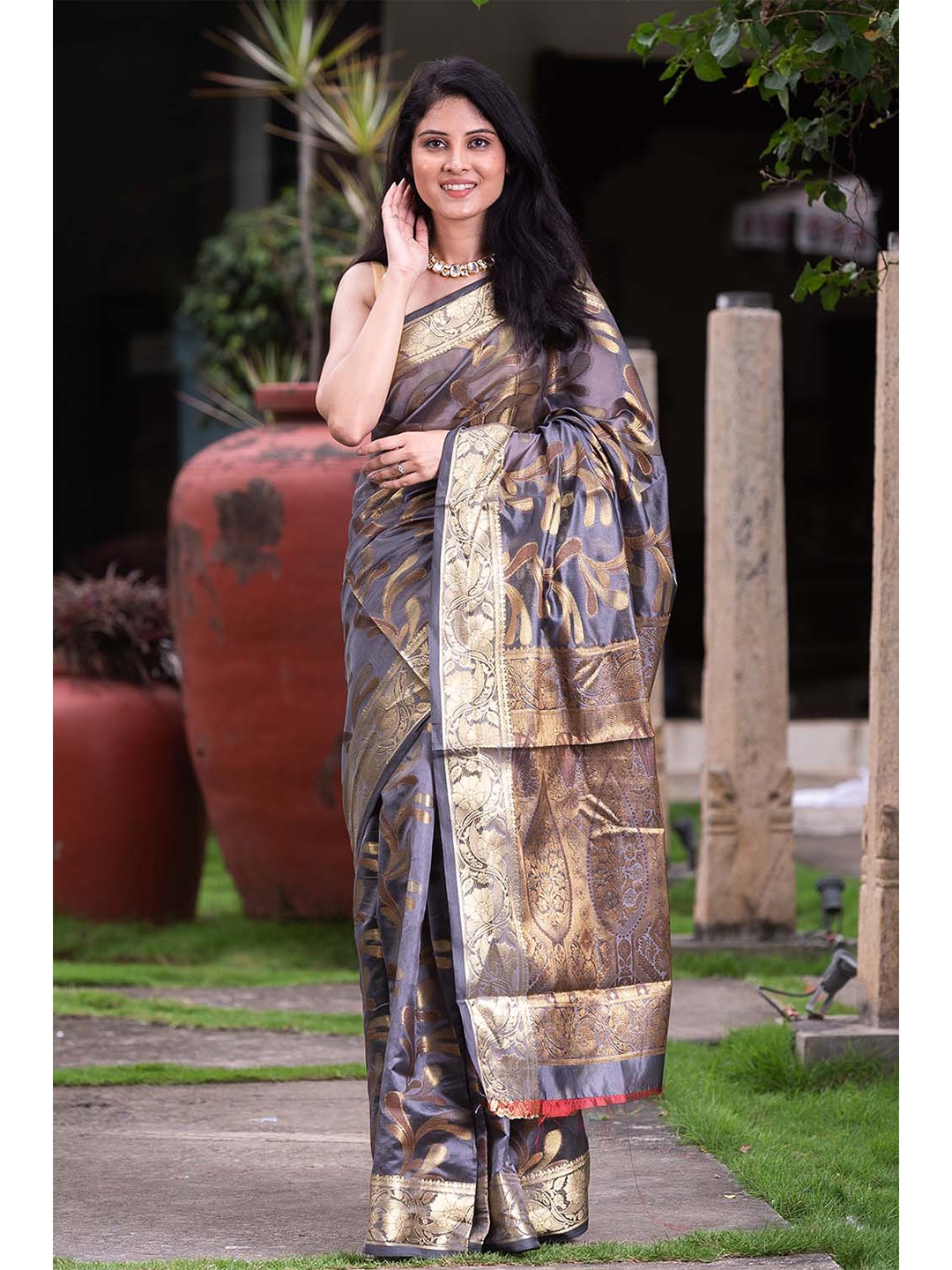 

KARAGIRI Grey & Gold-Toned Woven Design Zari Organza Kanjeevaram Saree