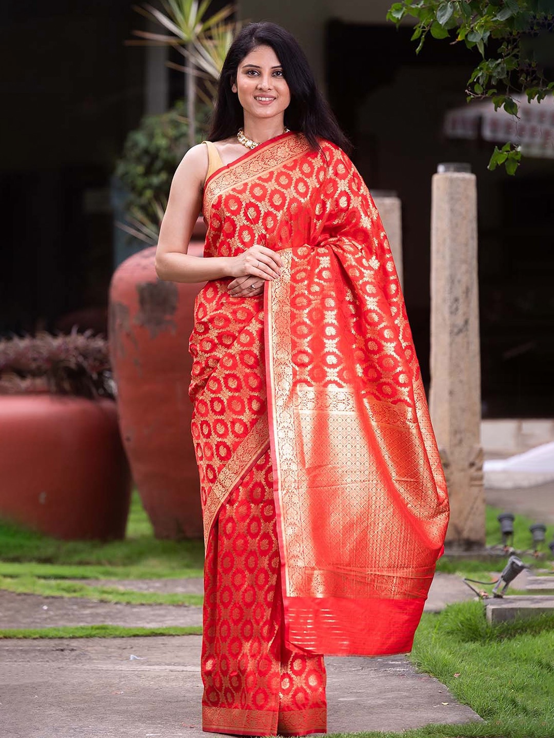 

KARAGIRI Red & Gold-Toned Woven Design Zari Banarasi Saree
