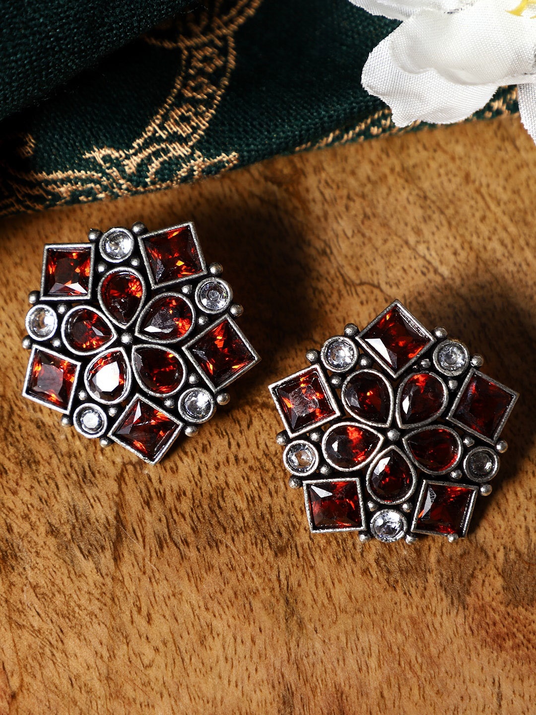 

VENIContemporary Studs Earrings, Silver