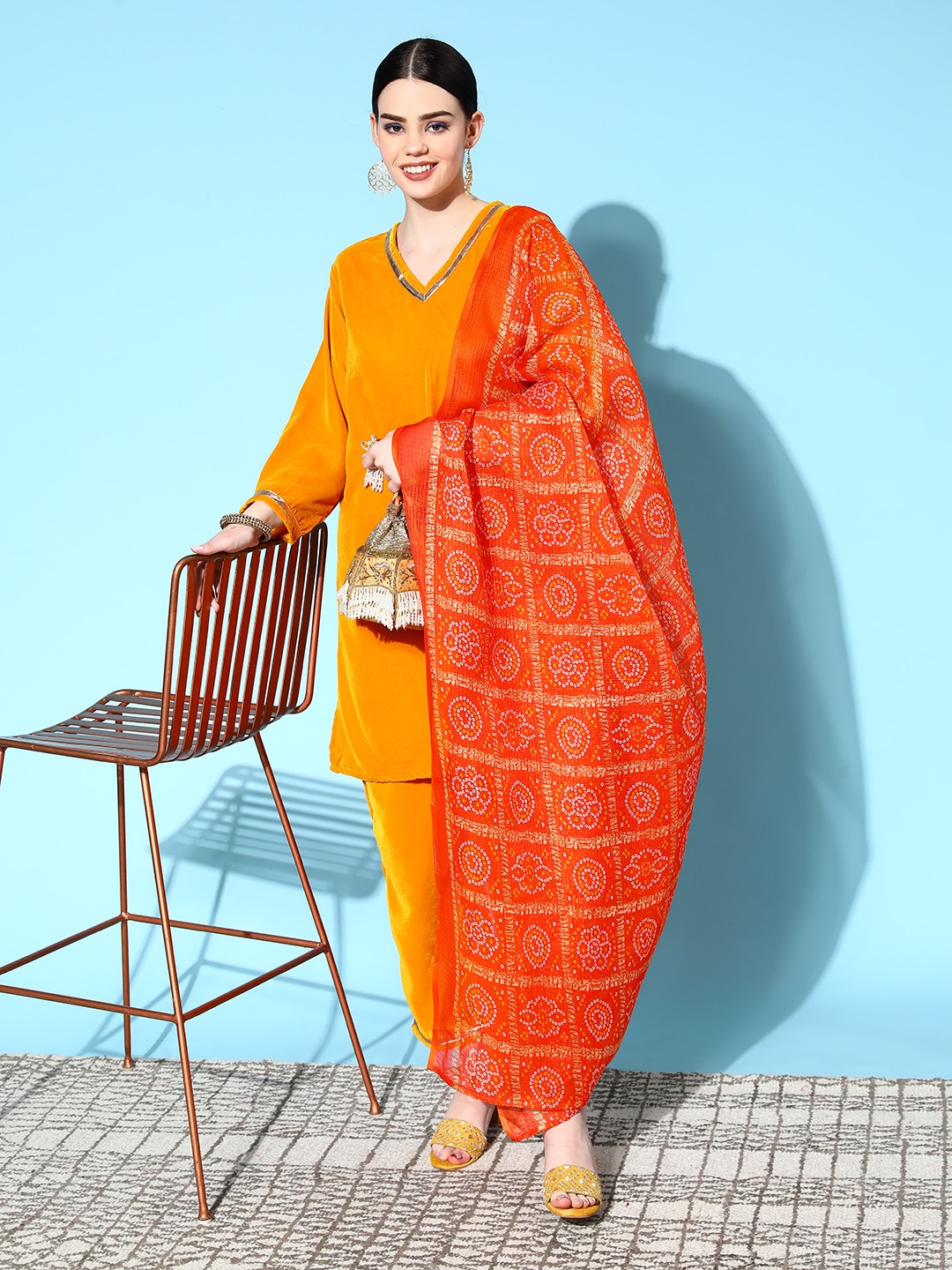 

InWeave Women Solid Velvet Velvet Kurta Set, Mustard