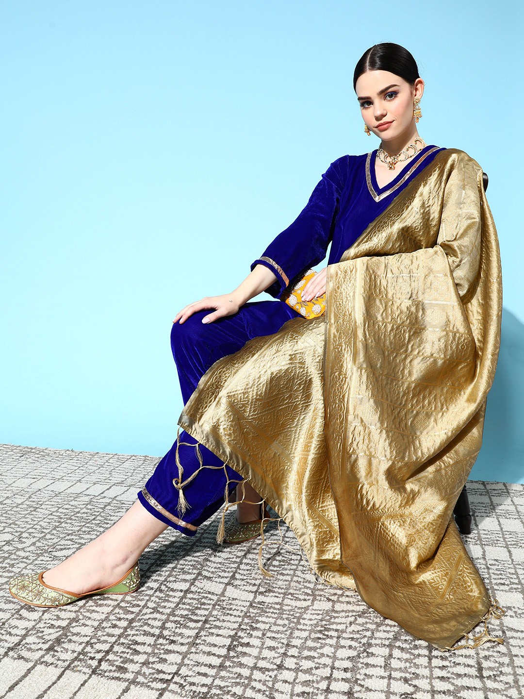 

InWeave Women Solid Velvet Velvet Kurta Set, Blue