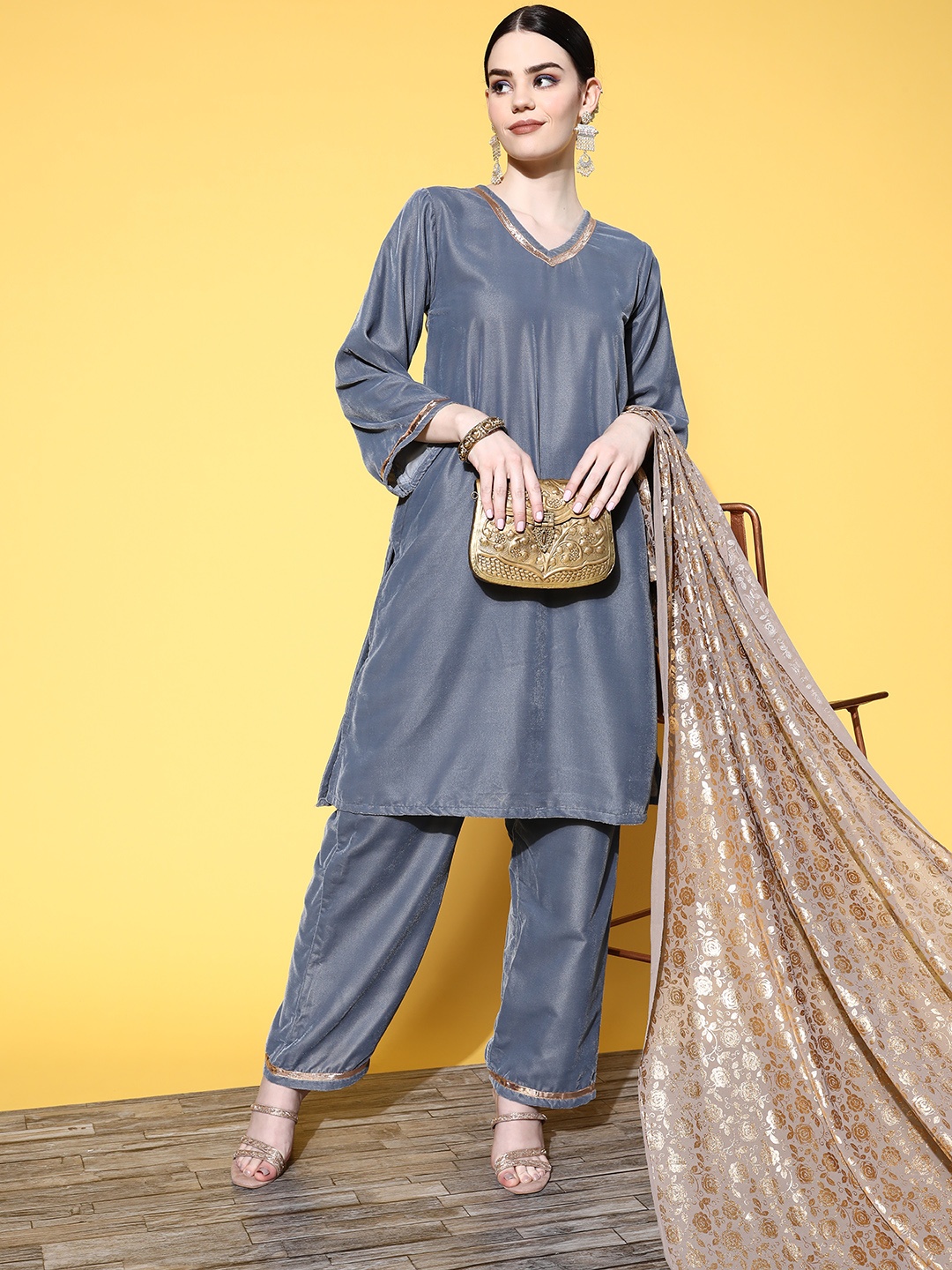 

InWeave Women Solid Velvet Velvet Kurta Set, Grey