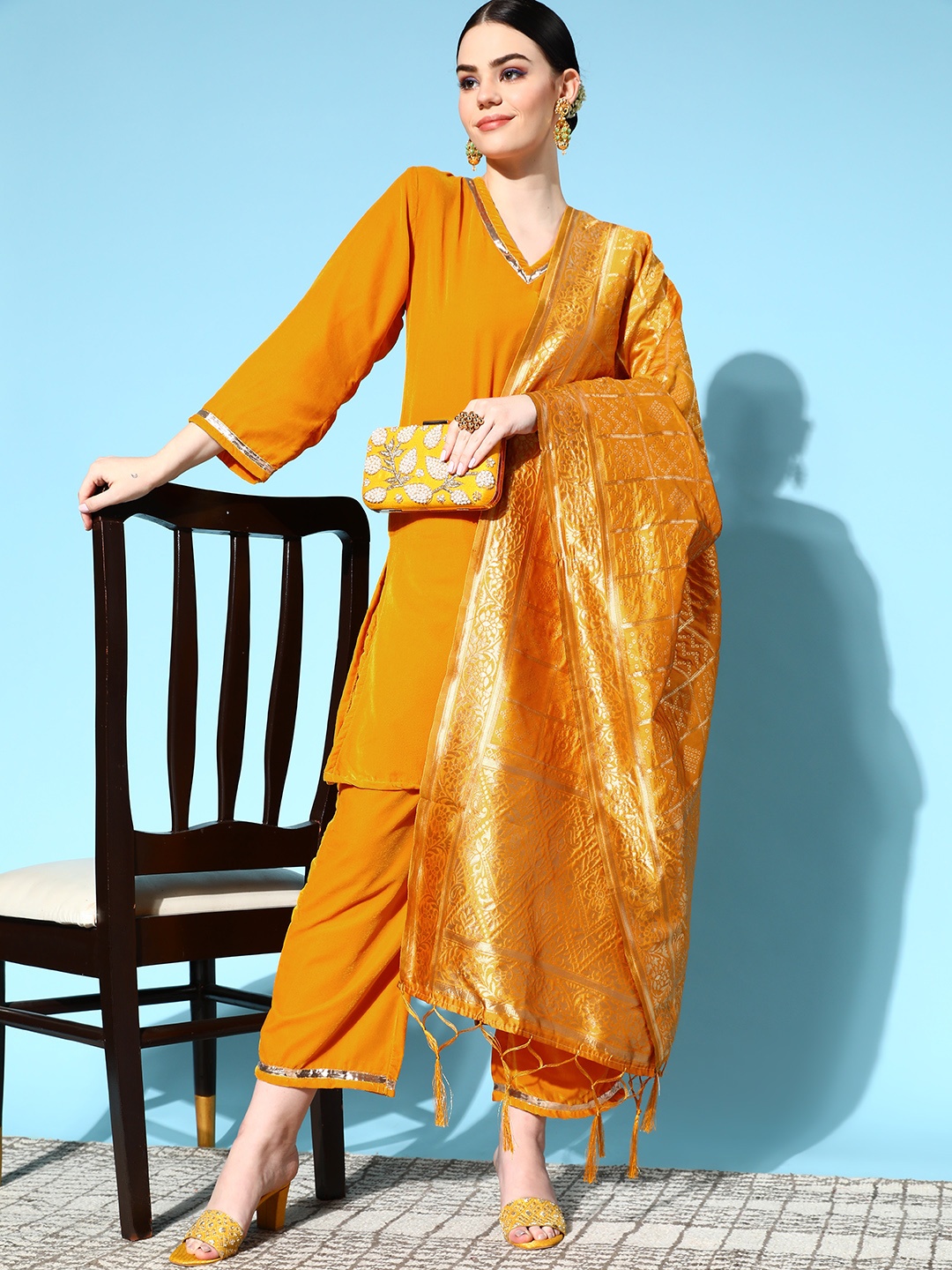 

InWeave Women Solid Velvet Velvet Kurta Set, Mustard
