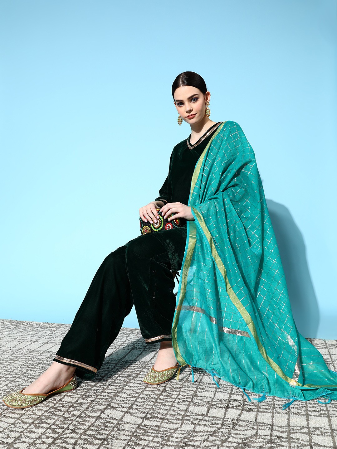 

InWeave Women Solid Velvet Velvet Kurta Set, Green