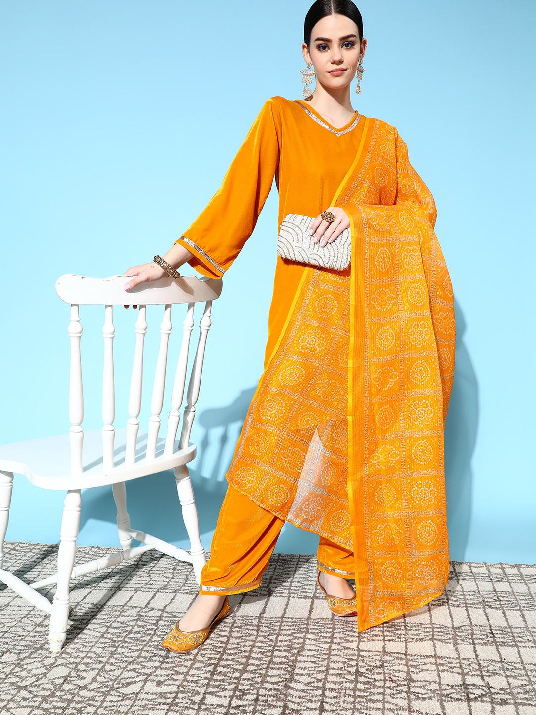 

InWeave Women Solid Velvet Velvet Kurta Set, Mustard