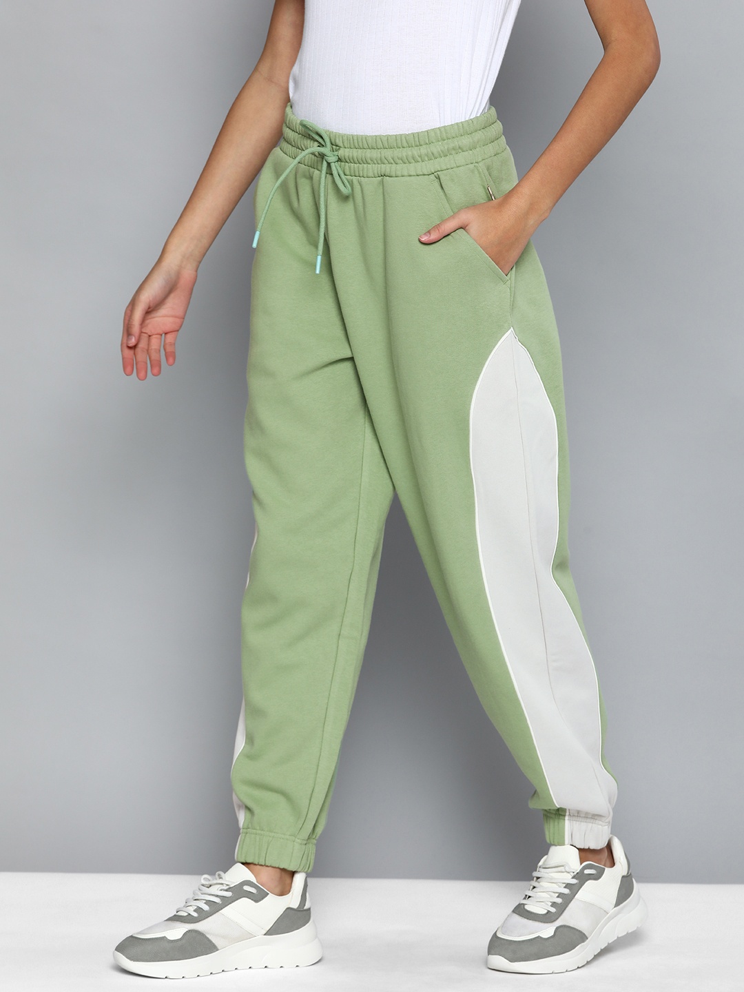 

Levis Women Colourblocked Knitted Mid-Rise Joggers, Green