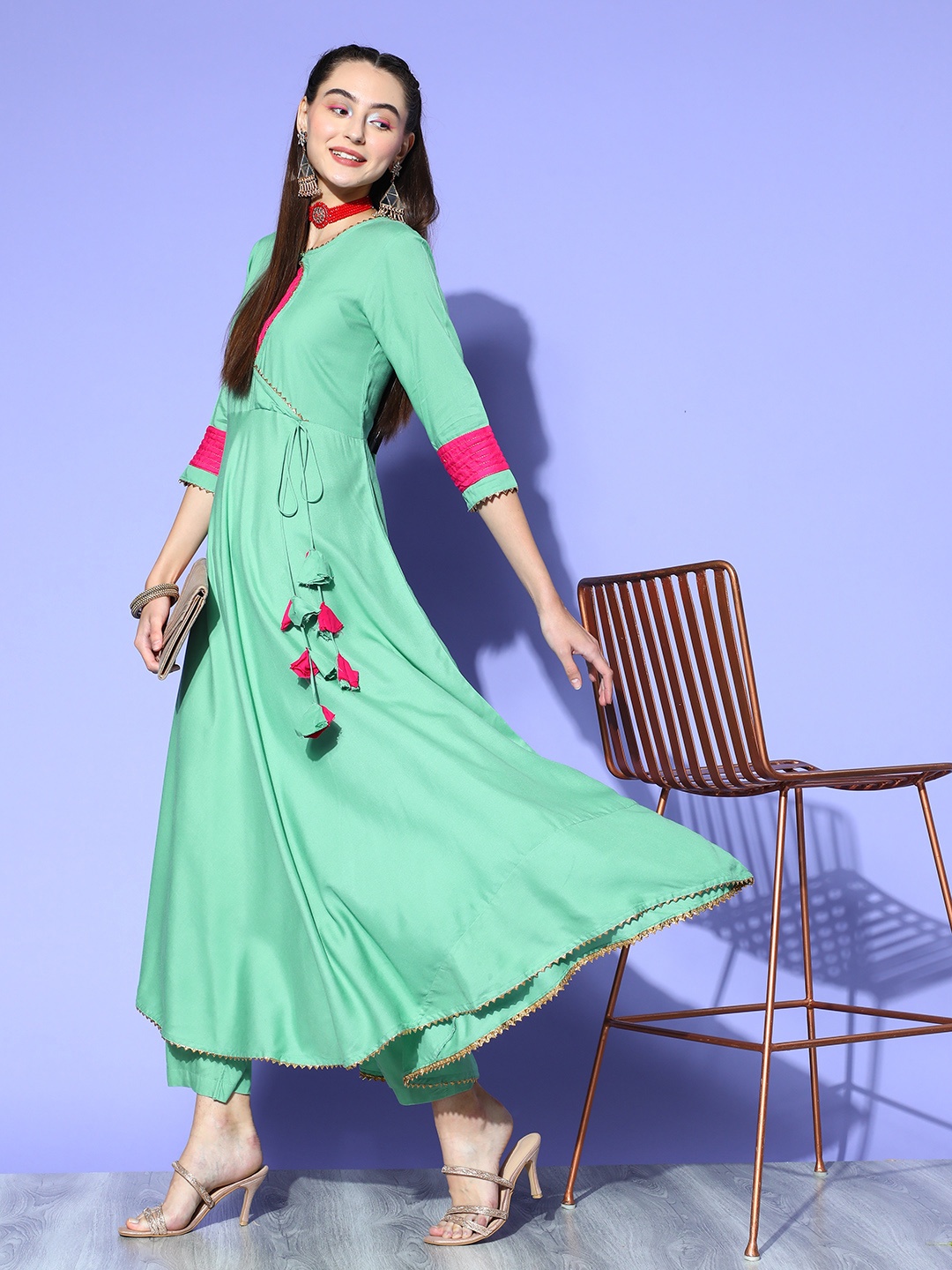 

InWeave Women Colourblocked Viscose Rayon New Neckline Kurta Set, Green