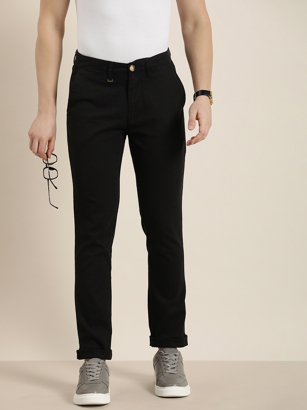 

INVICTUS Men Solid Slim Fit Mid-Rise Casual Trousers, Black