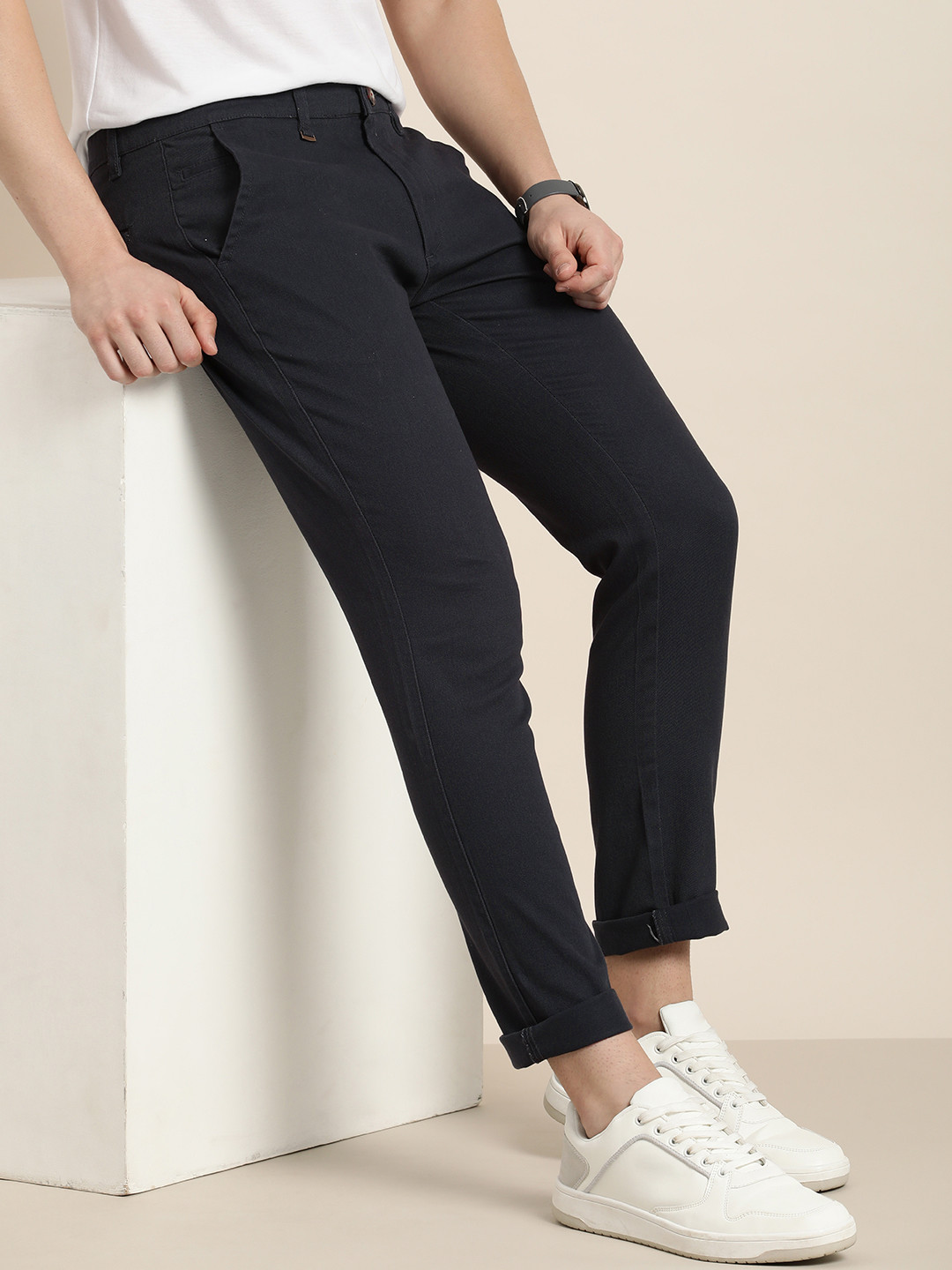 

INVICTUS Men Solid Slim Fit Mid-Rise Trousers, Navy blue