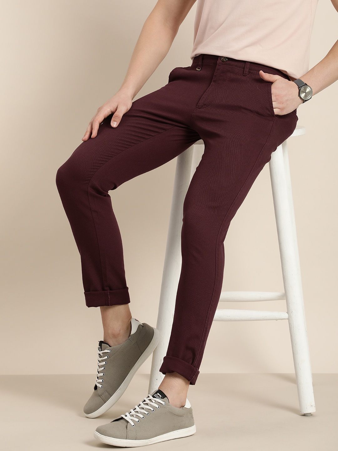 

INVICTUS Men Solid Slim Fit Mid-Rise Trousers, Burgundy