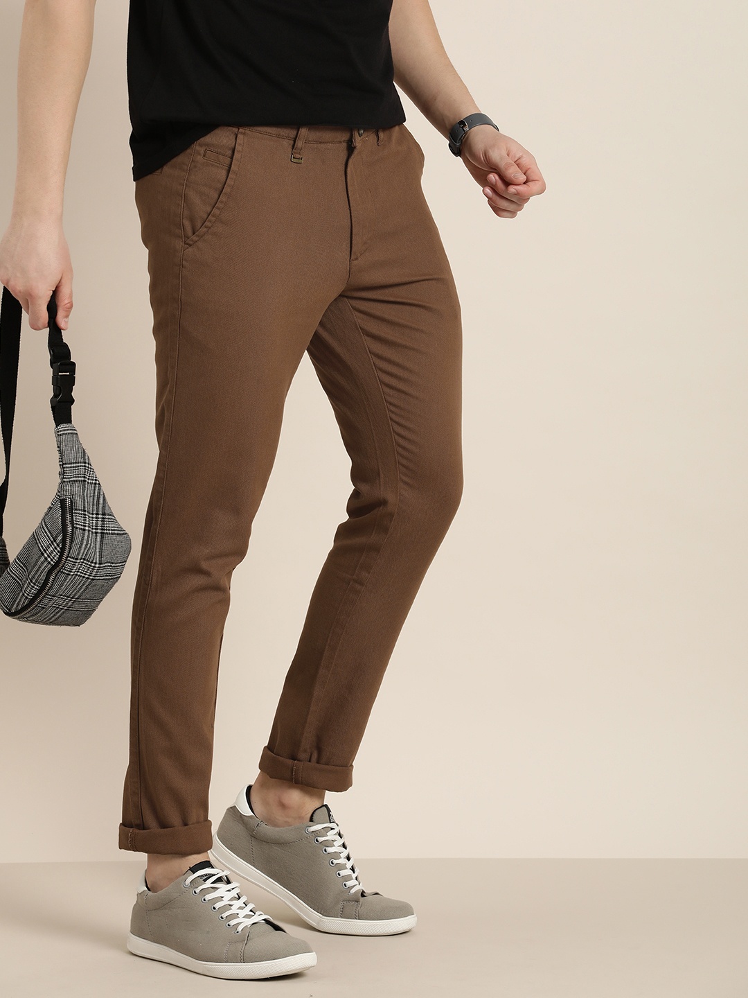 

INVICTUS Men Solid Slim Fit Mid-Rise Trousers, Brown