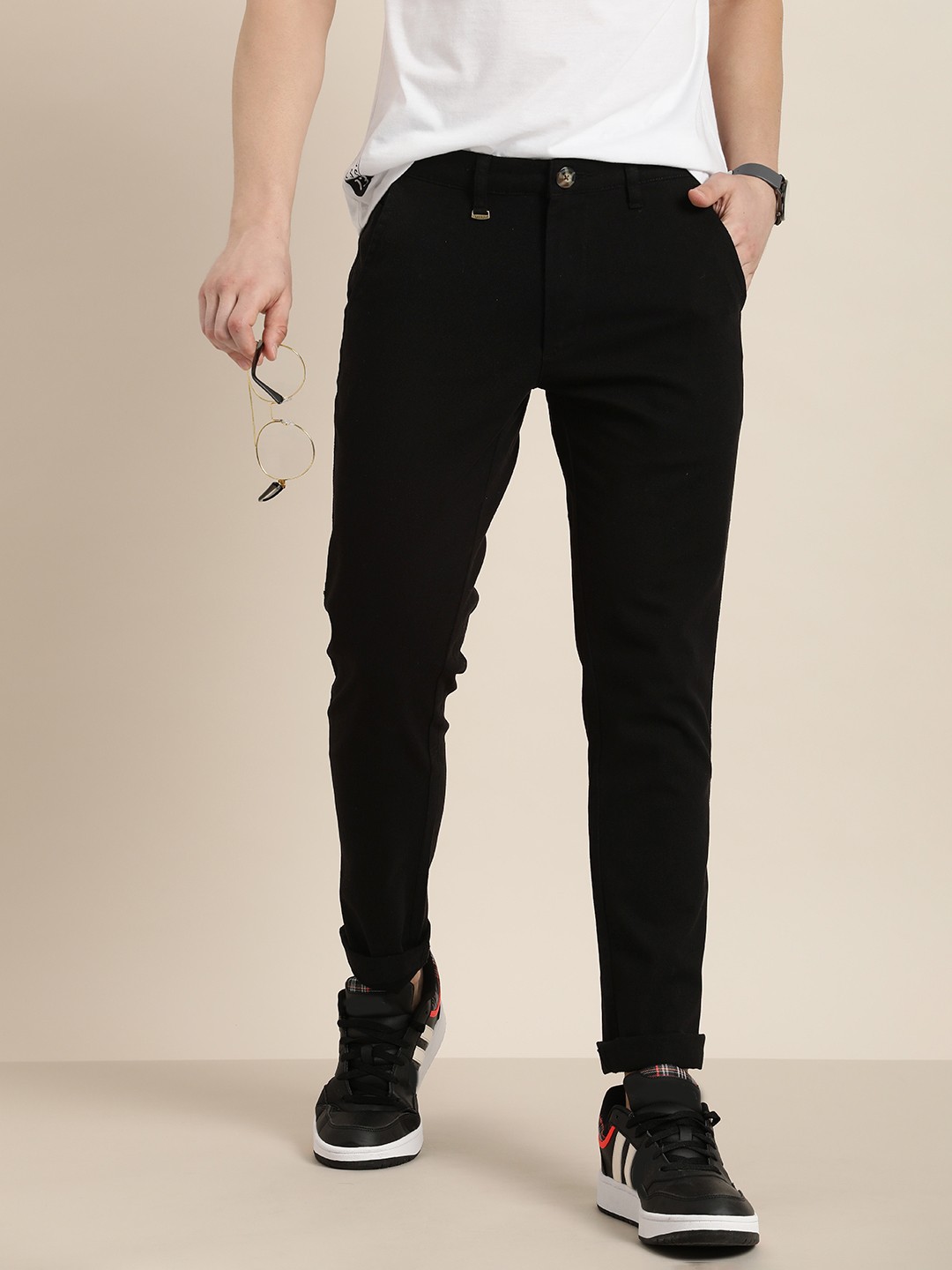 

INVICTUS Men Solid Slim Fit Mid-Rise Trousers, Black