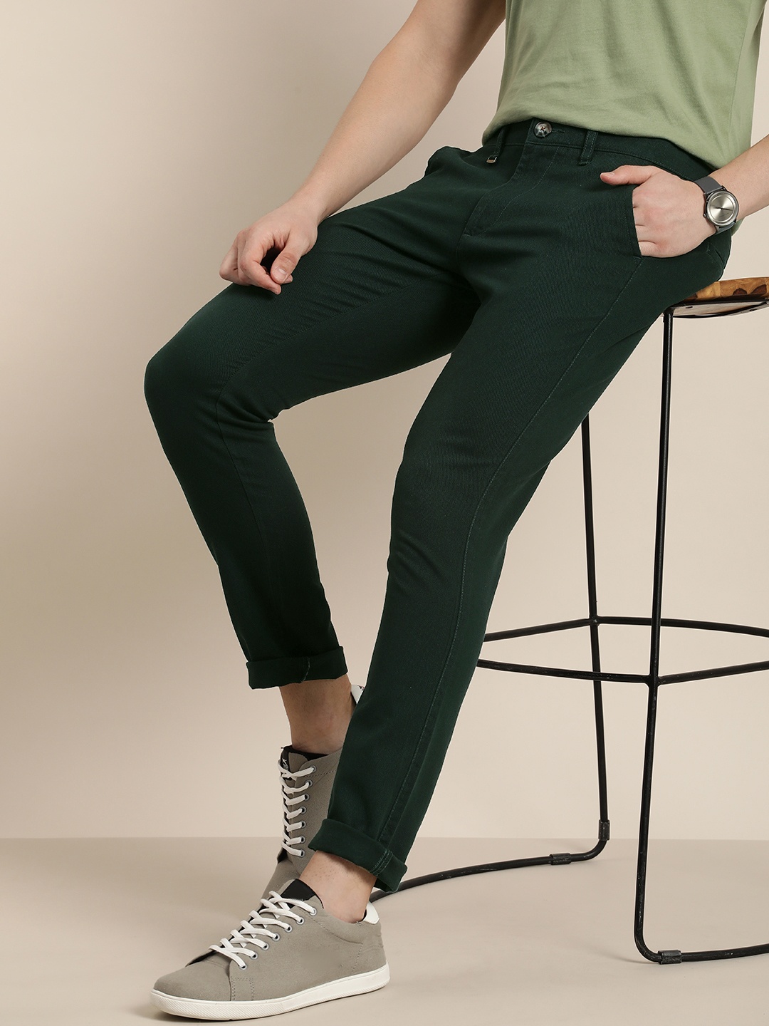 

INVICTUS Men Solid Slim Fit Mid-Rise Trousers, Green