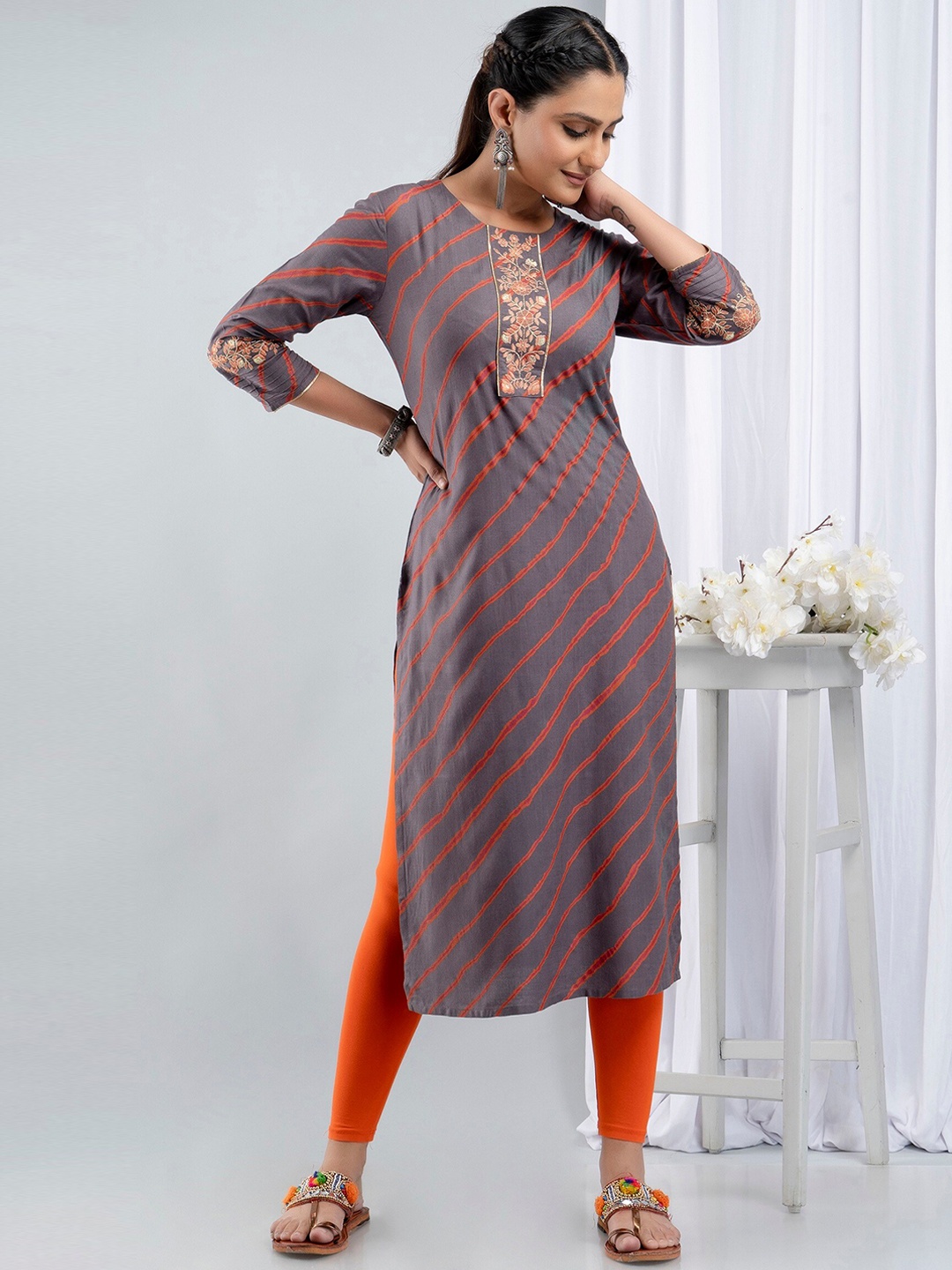 

SUTI Women Grey Lehriya Thread Work Kurta