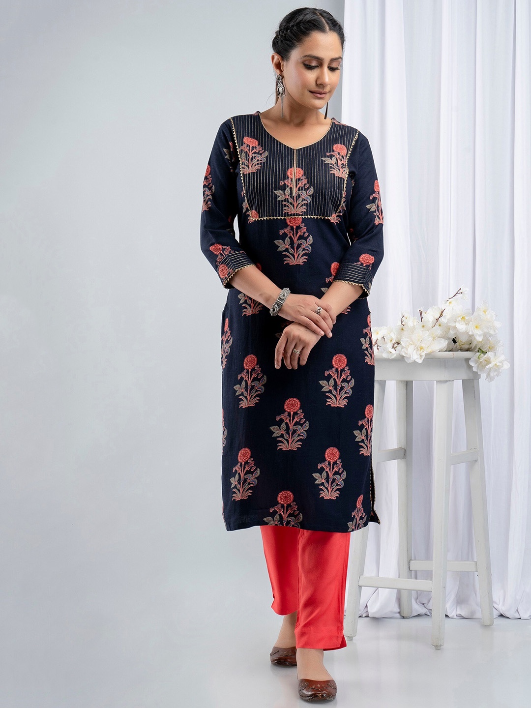 

SUTI Women Navy Blue Floral Printed Gotta Patti Kurta