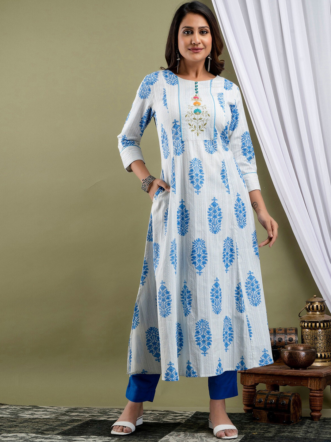 

SUTI Women Ethnic Motifs Printed Thread Work Anarkali Kurta, White