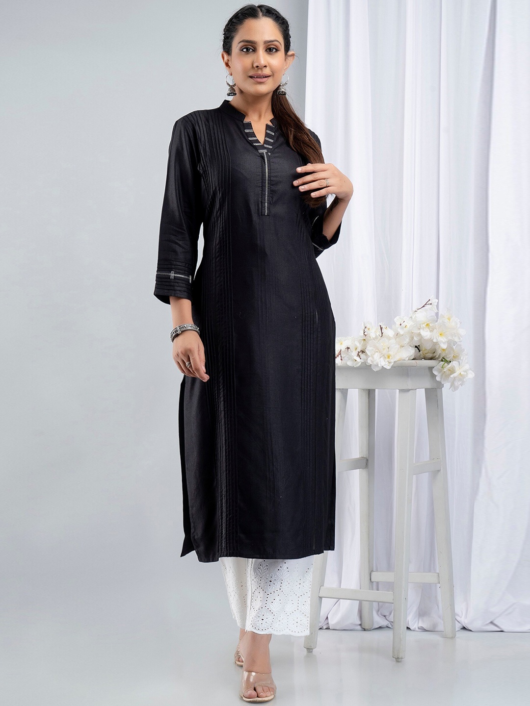 

SUTI Women Solid Straight Kurta, Black