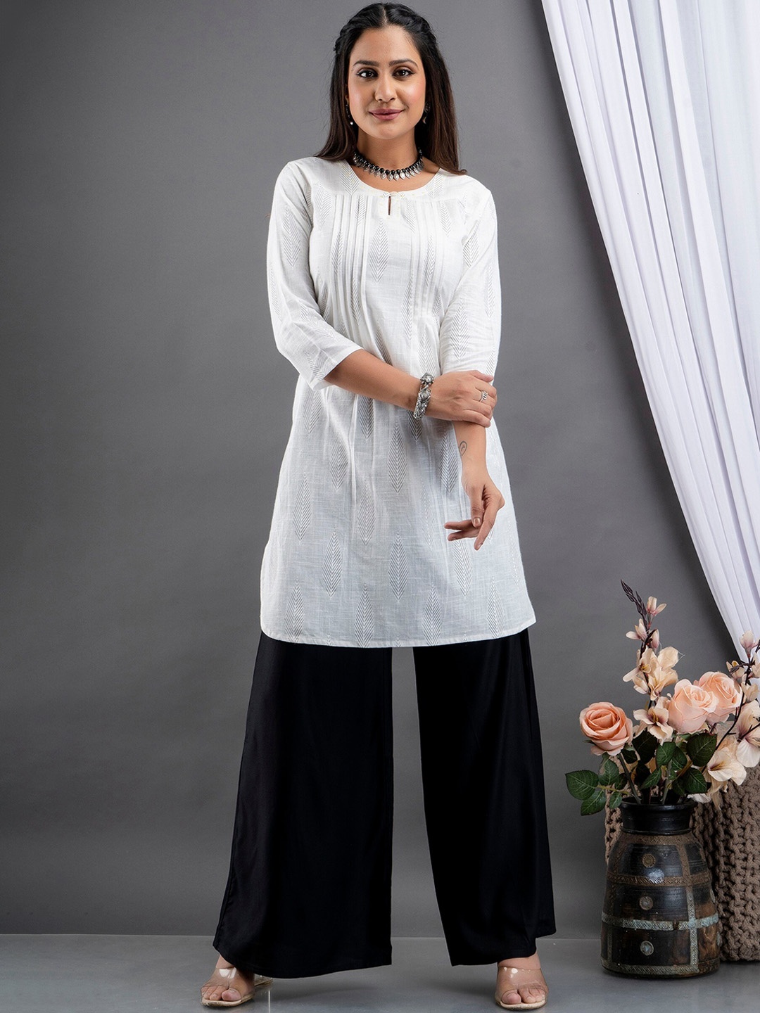 

SUTI Women White Floral Printed Keyhole Neck Kurta
