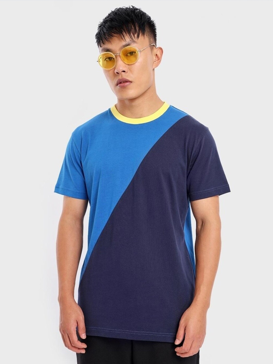

Bewakoof Plus Men Blue Colourblocked T-shirt
