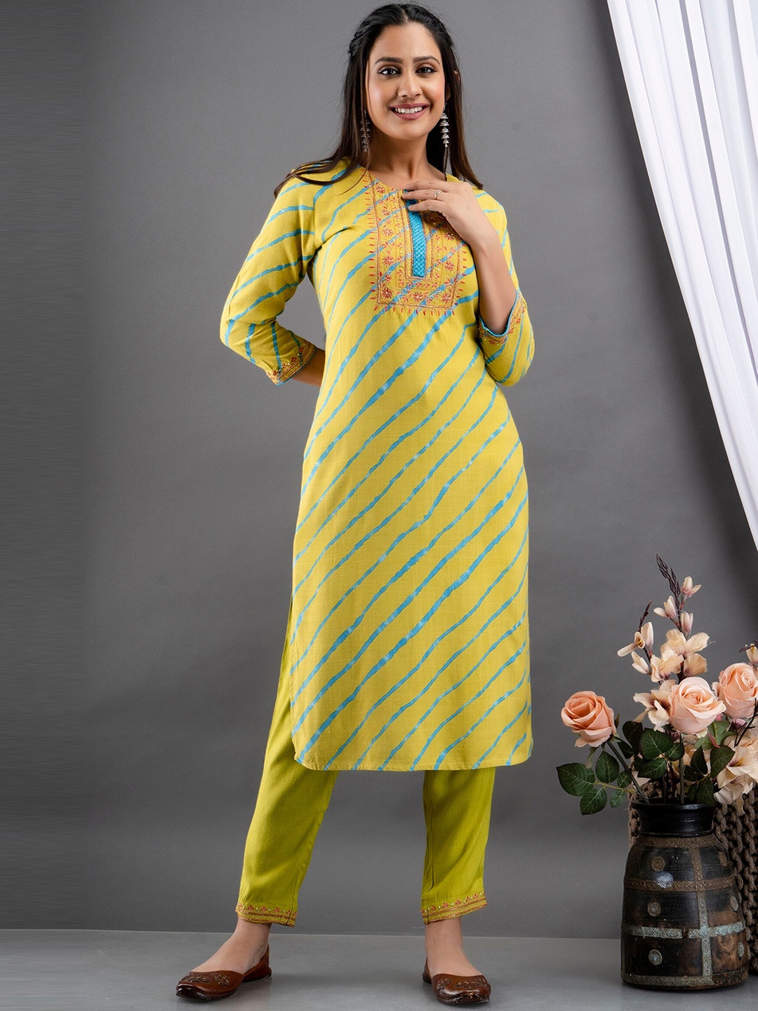 

SUTI Women Green Leheriya Printed Thread Work Kurta with Trousers