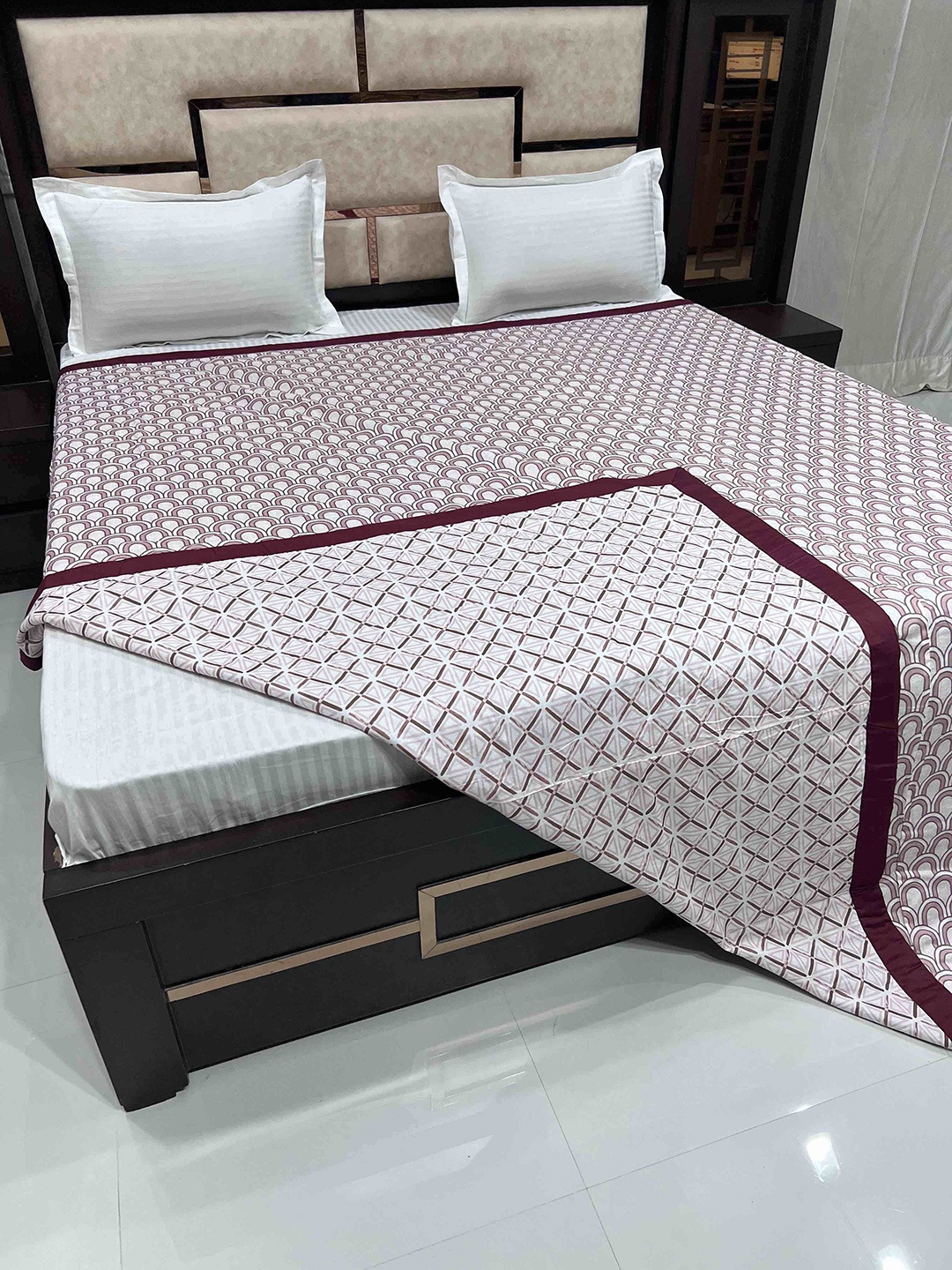 

Pure Decor Maroon & White Geometric AC Room 300 GSM Double Bed Cotton Dohar