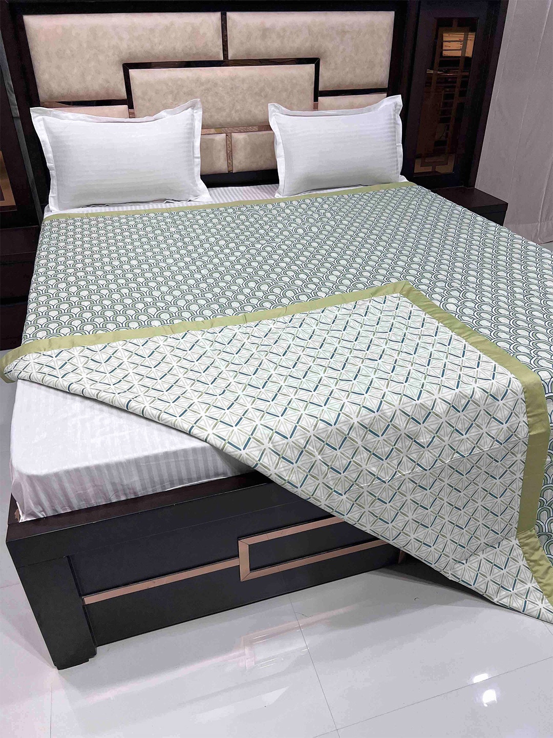 

Pure Decor Green & White Geometric AC Room 300 GSM Double Bed Cotton Dohar