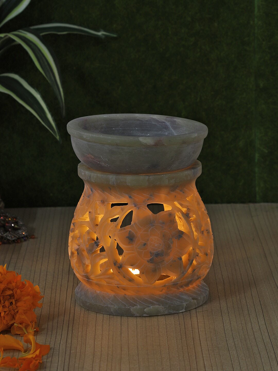 

Aapno Rajasthan Soapstone Oil Diffuser, White