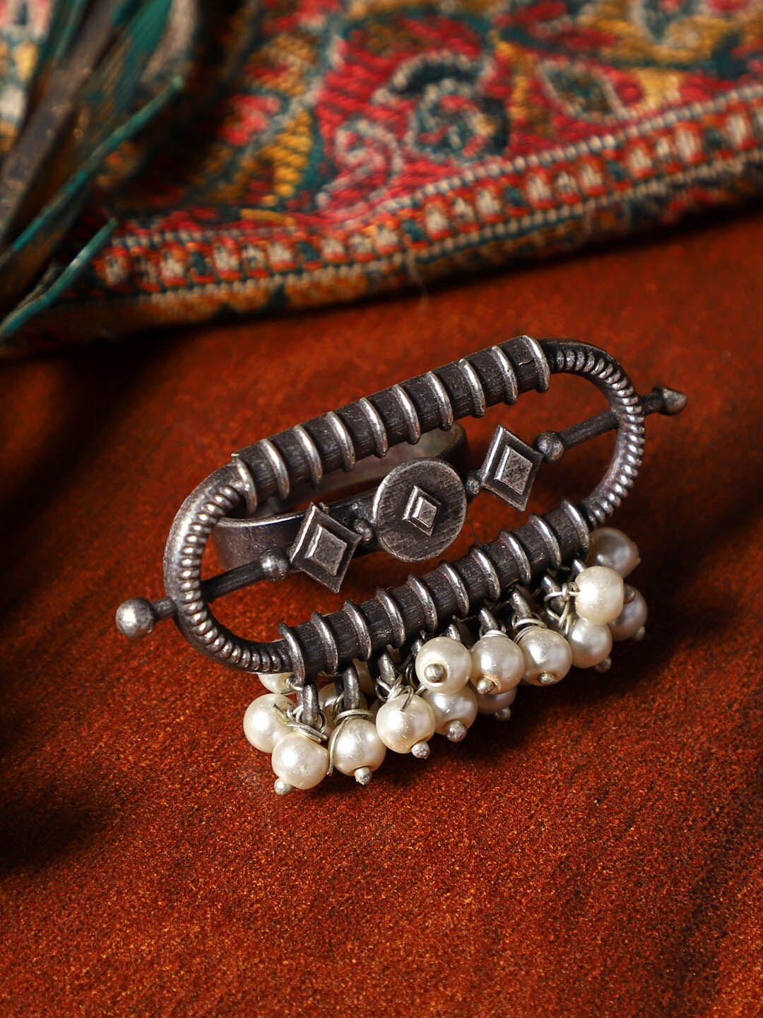 

VENI Silver-Plated & Pearl Beaded Finger Ring