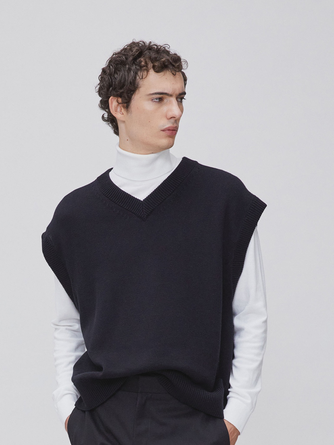 

H&M Men Black Relaxed Fit V-Neck Sweater Vest