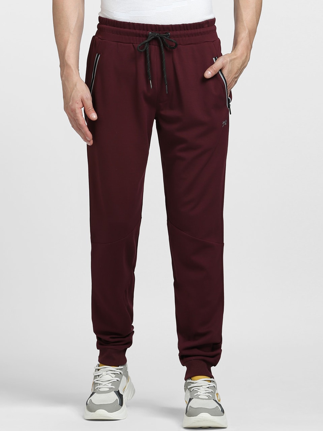 

Jack & Jones Men Solid Joggers, Maroon