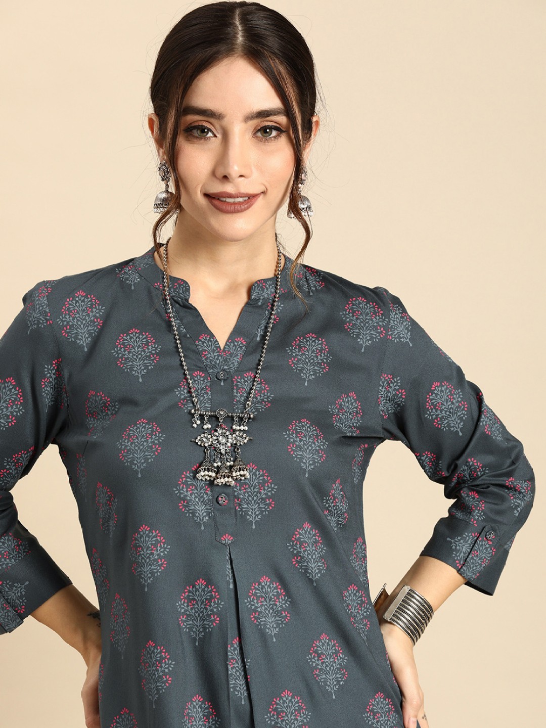 

Sangria Women Grey & Pink Ethnic Motifs Printed Kurta
