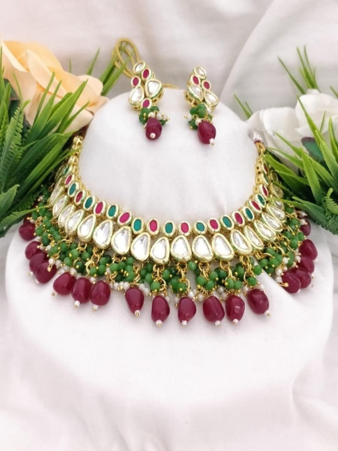 

Runjhun Women Gold-Plated Kundan Studded Jewellery Set, Maroon