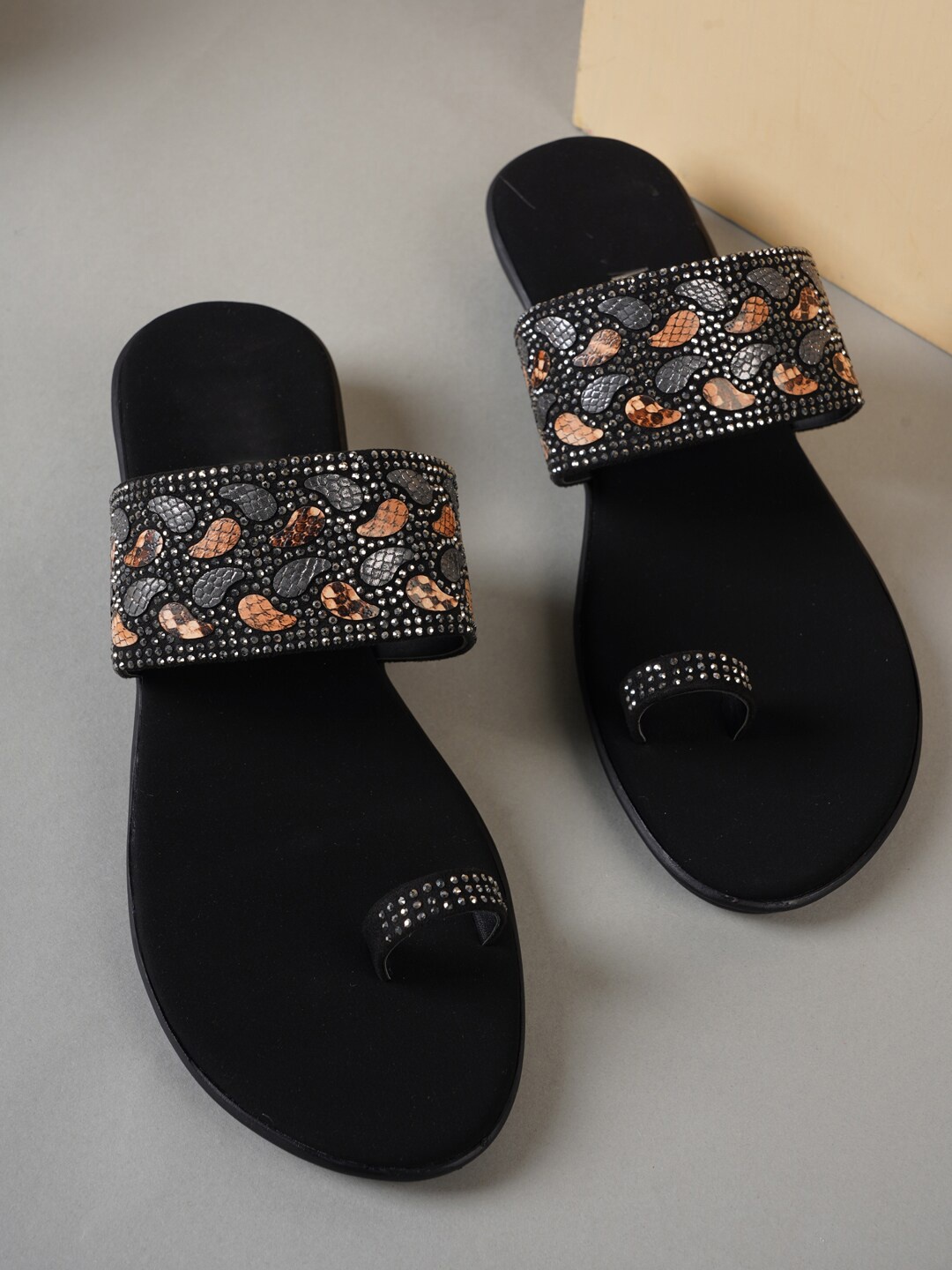 

Style Shoes Women Embellished Ethnic One Toe Flats, Black