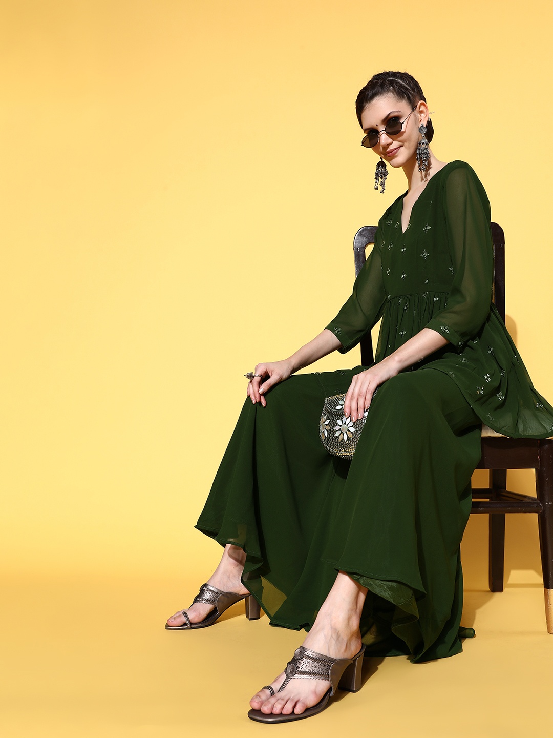 

Inddus Women Ethnic Motifs Poly-Georgette New Neckline Kurta Set, Green