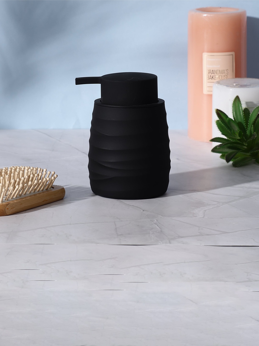 

The Decor Mart Solid Rounded Swirl Soap Dispenser, Black
