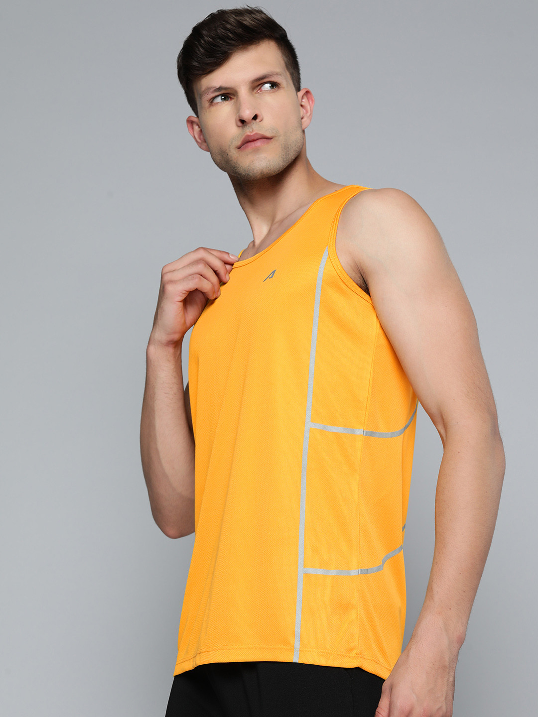 

Alcis Men Yellow & Silver-Toned Printed Slim Fit T-shirt