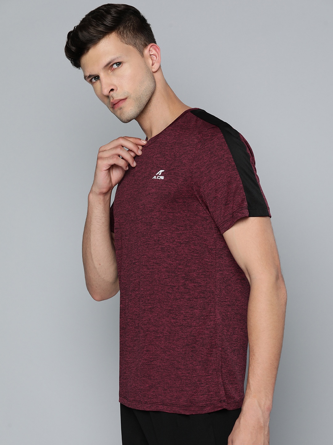 

Alcis Men Maroon Solid Slim Fit T-shirt