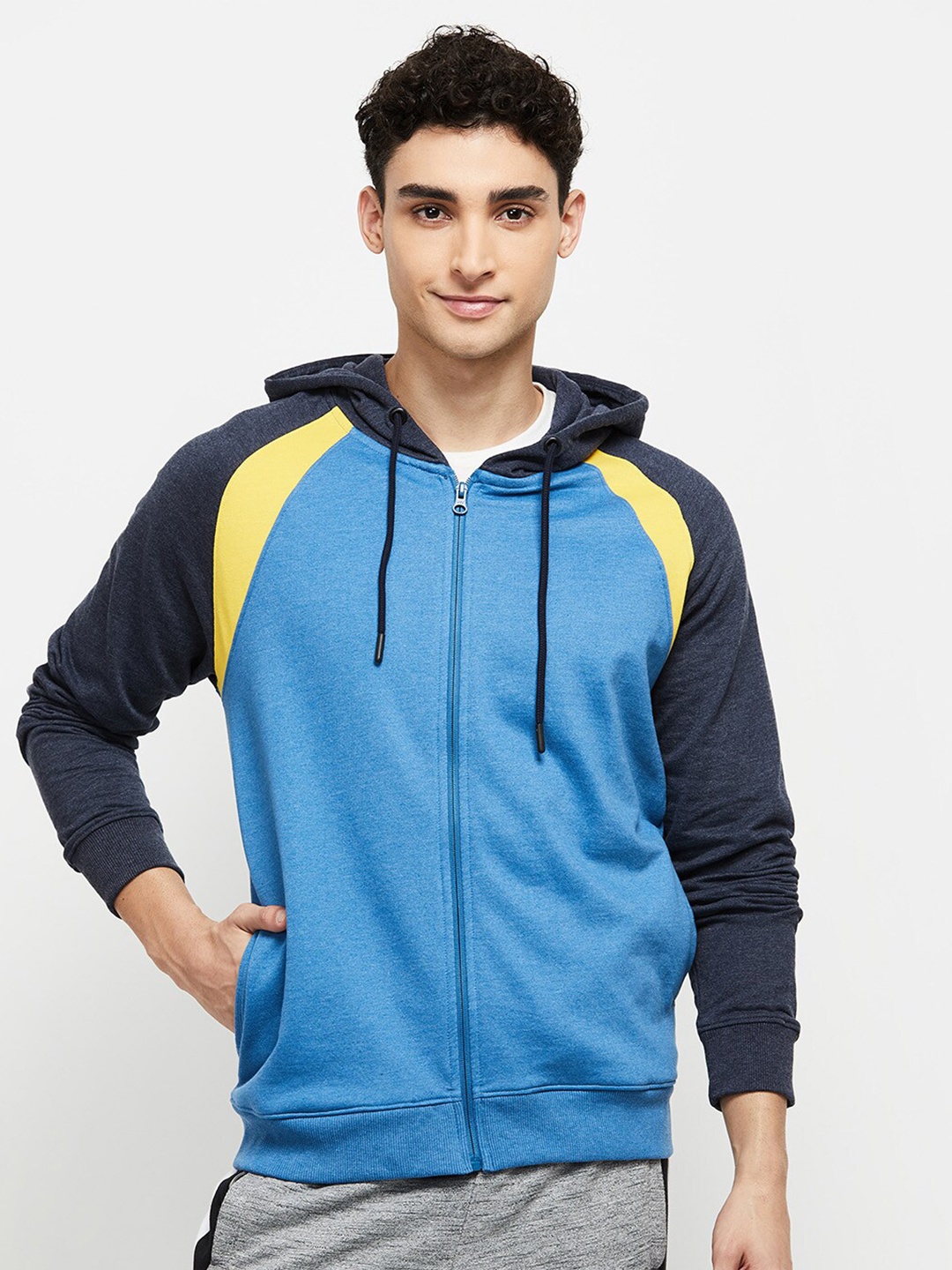 

max Men Colourblocked Sweatshirt, Blue