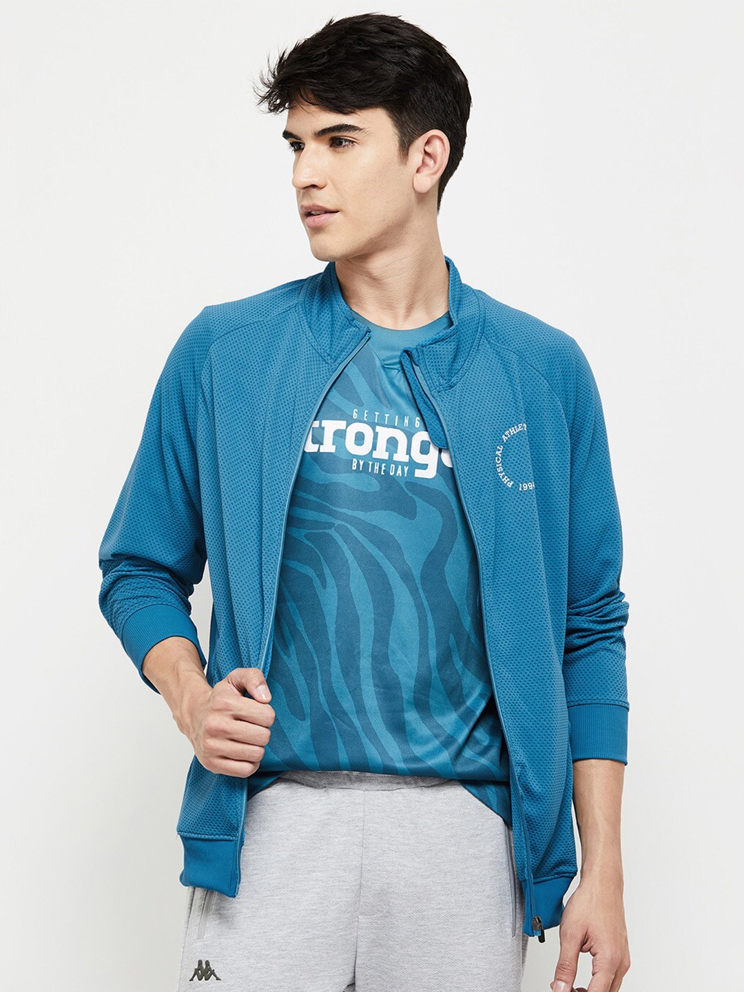 

max Men Blue Solid Sweatshirt