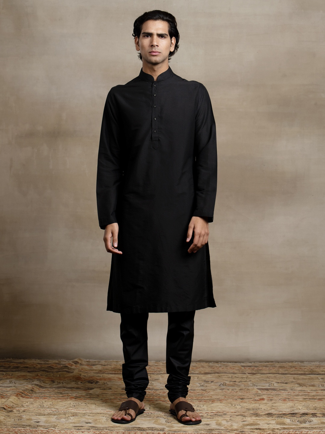 

Tasva Men Solid Kurta Set, Black