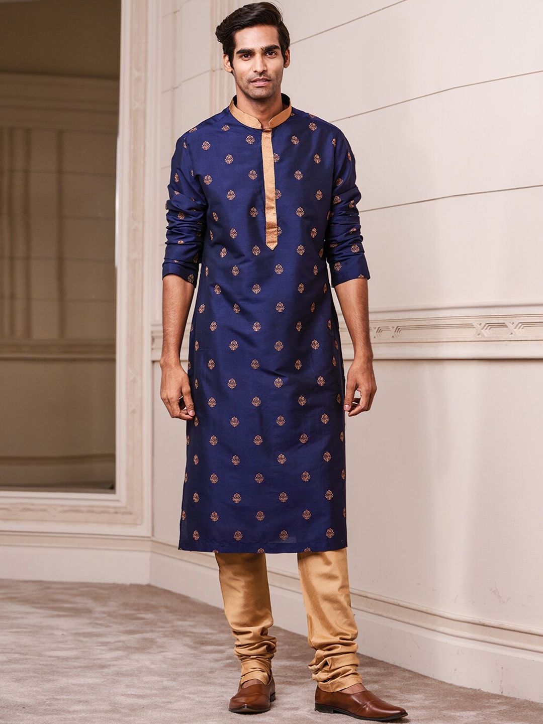 

Tasva Men All Over Embroidered Motifs Kurta Set, Navy blue