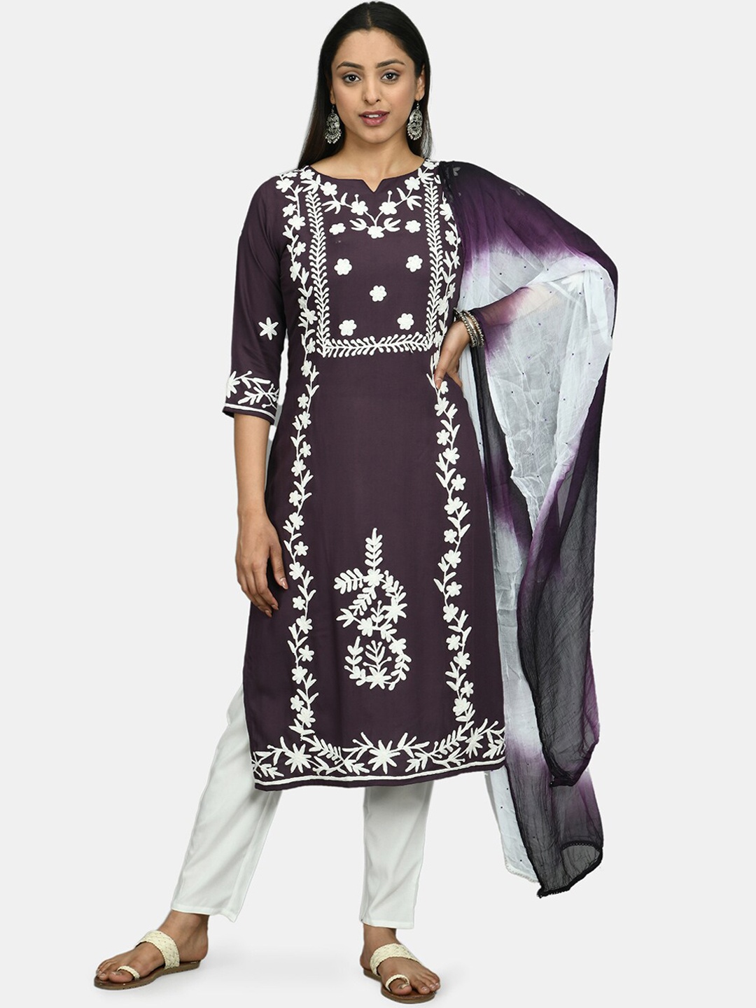 

PrettyPlus by Desinoor com Women Purple Floral Printed Thread Work Kurta with Trousers & Dupatta