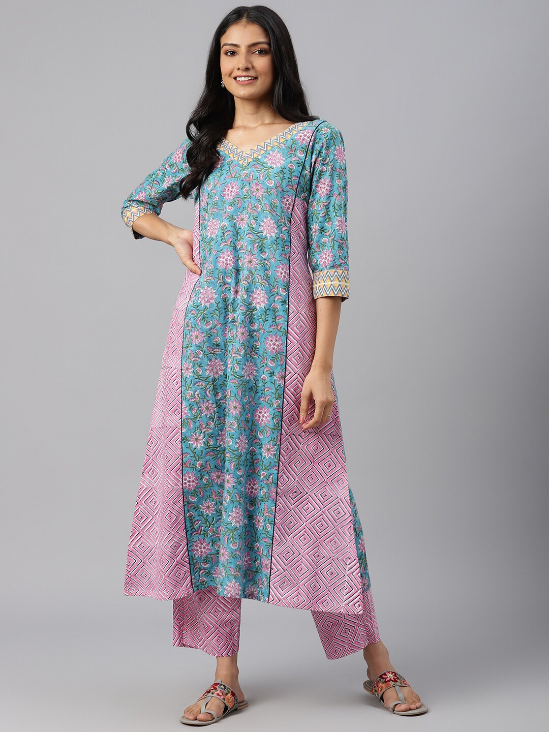 

SHRINKHLA Women Blue & Pink Floral Printed Kurta
