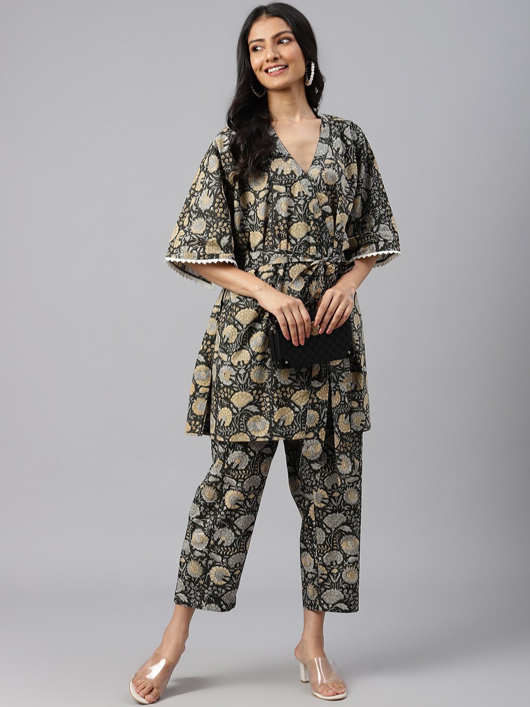 

SHRINKHLA Women Black Floral Printed Flared Sleeves Kaftan Kurta