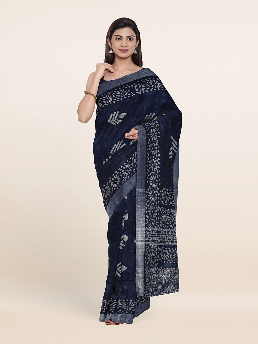 

Pothys Blue & White Floral Zari Linen Blend Saree