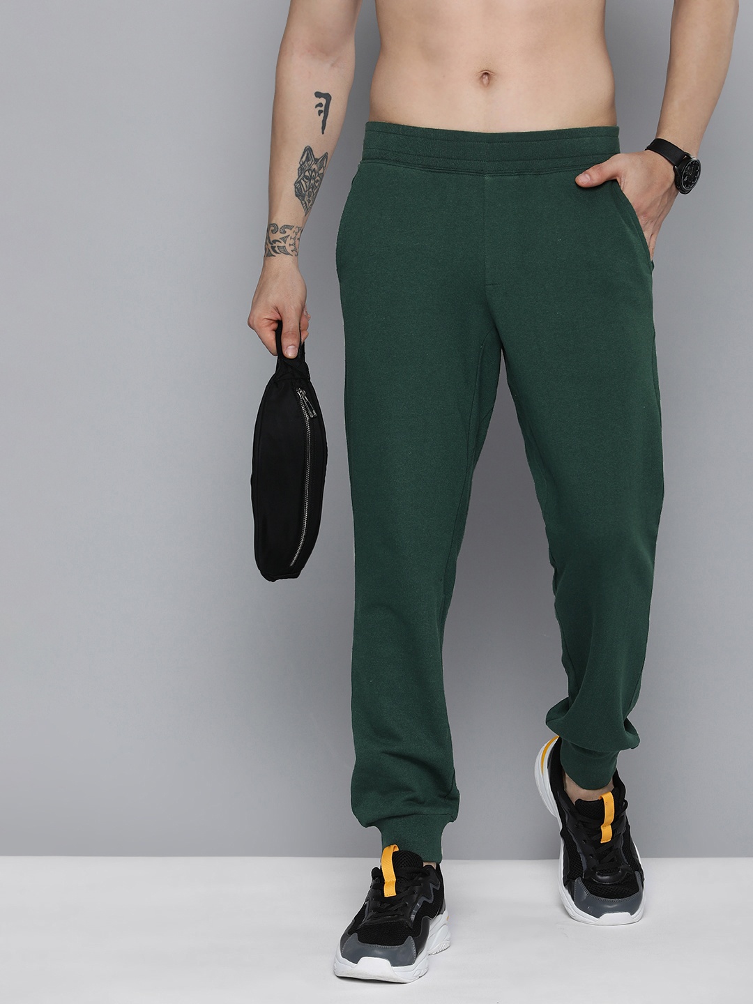 

HERE&NOW Men Green Solid Knitted Joggers